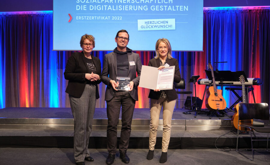 Ministerin Daniela Behrens, Elmar Grüneich (Vorsitzender Gesamtmitarbeitervertretung), Jessica Gümmer-Postall (Personalvorstand). Fotografin: Jelca Kollatsch