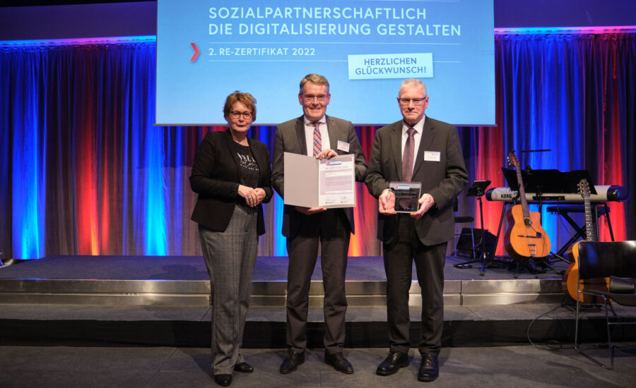 Ministerin Daniela Behrens, Oliver Roosen (Vorstandsmitglied), Klaus Hahnenkamp (Personalrat). Fotografin: Jelca Kollatsch