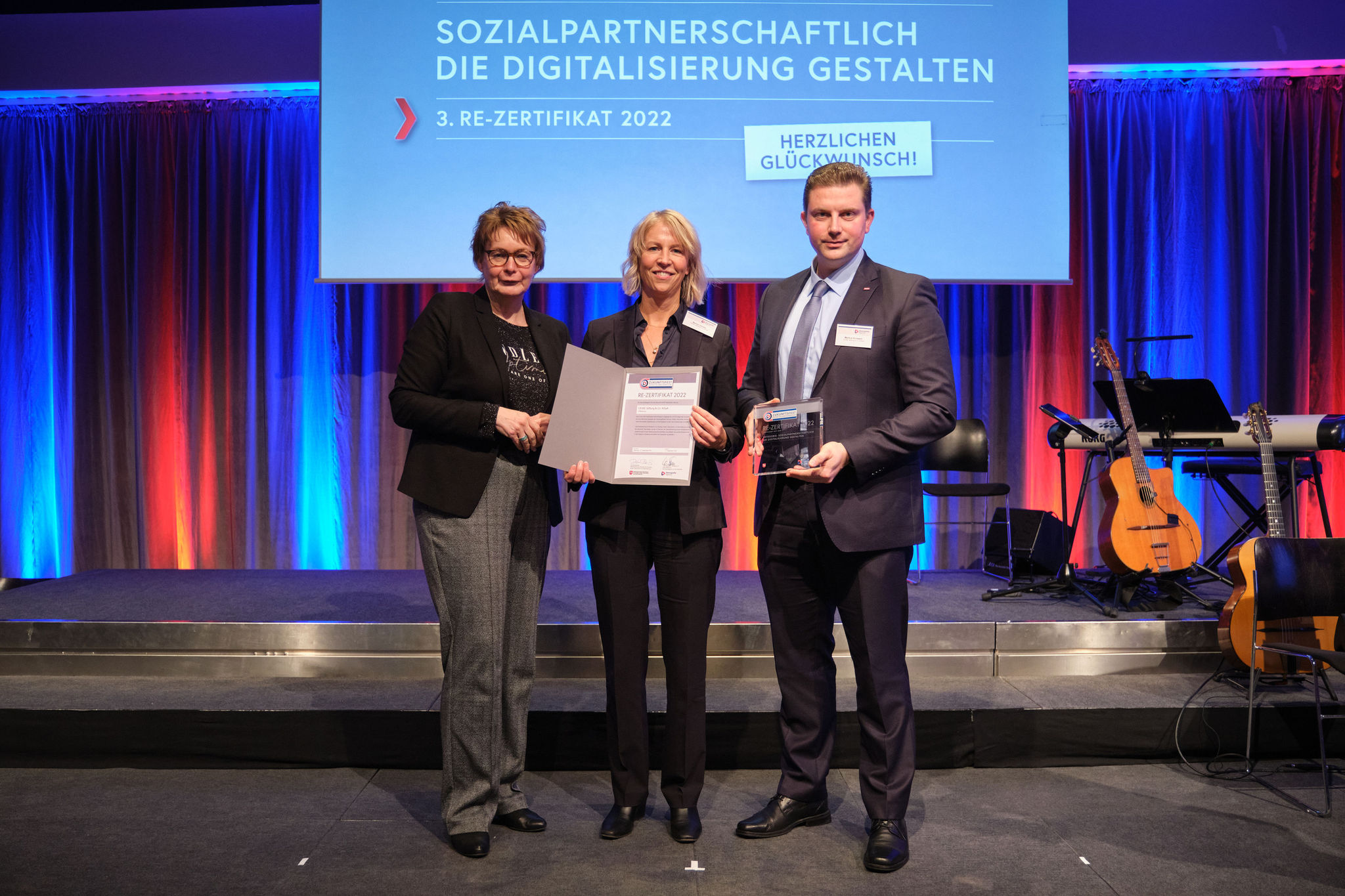 Ministerin Daniela Behrens, Marion Gerdes (Leiterin Personal), Markus Schwarz (Betriebsratsvorsitzender). Fotografin: Jelca Kollatsch